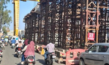 बैरागढ़ फ्लाईओवर का काम, शहर की सड़कों पर जाम ट्रैफिक पुलिस बोली: अक़्लमंदी यही है, बायपास से गुज़रिए